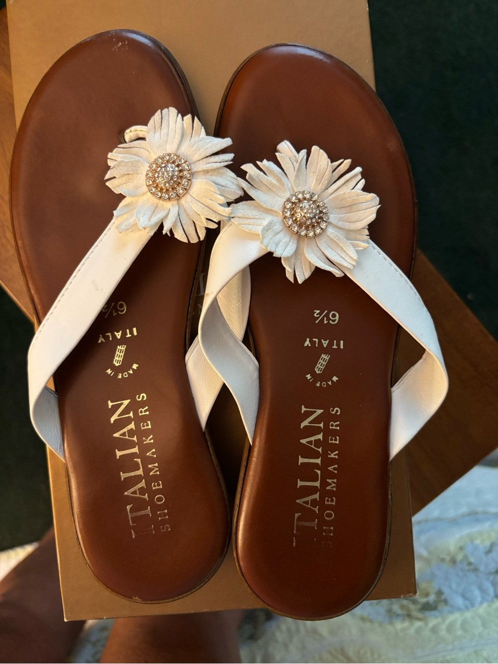 Like new Italian Shoemakers White Floral Embellished Slide Sandals. Sz 6.5